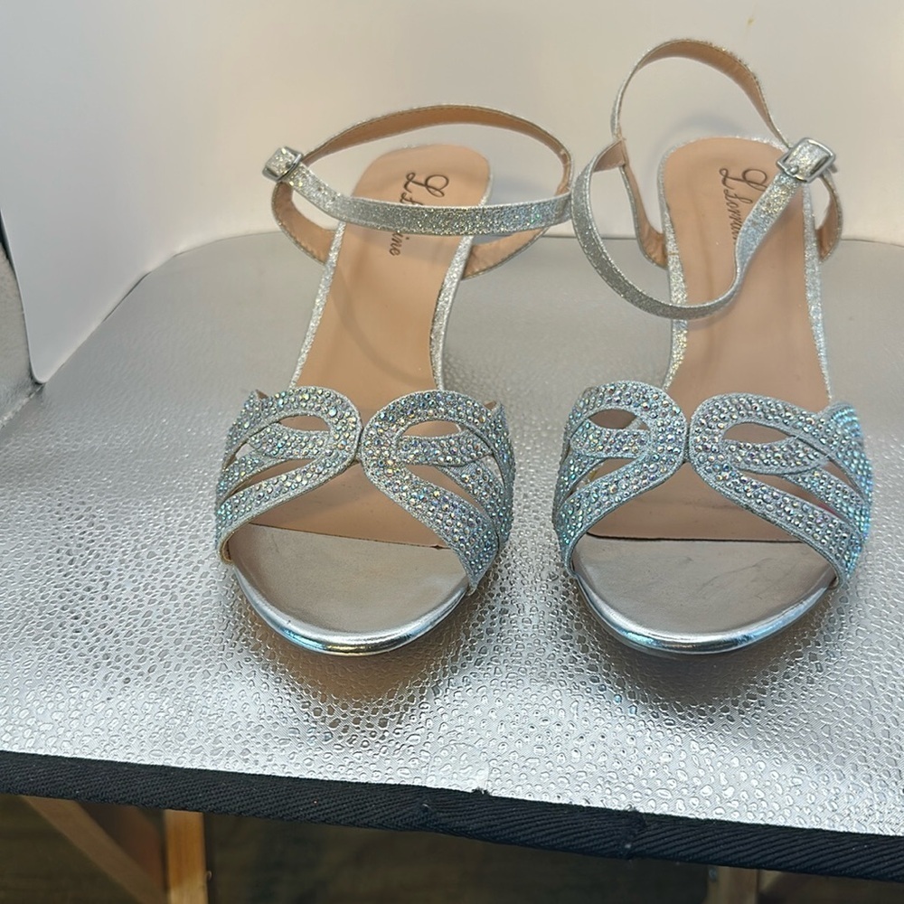 Lightly used heels. Absolutely beautiful with gems that look like diamonds.​​